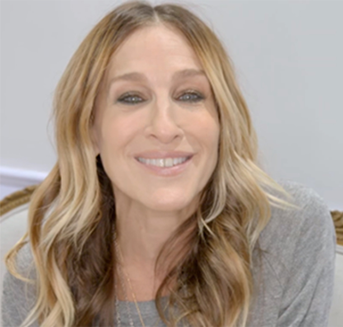 Sarah Jessica Parker se transforma na fama madrinha de três noivas, confira!