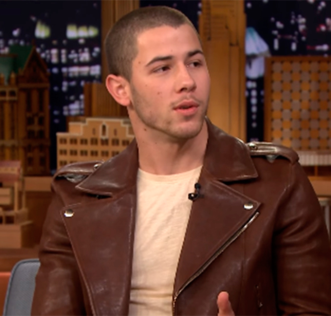 Nick Jonas passou vergonha em um evento e tudo por causa de um pirulito bem peculiar, entenda!