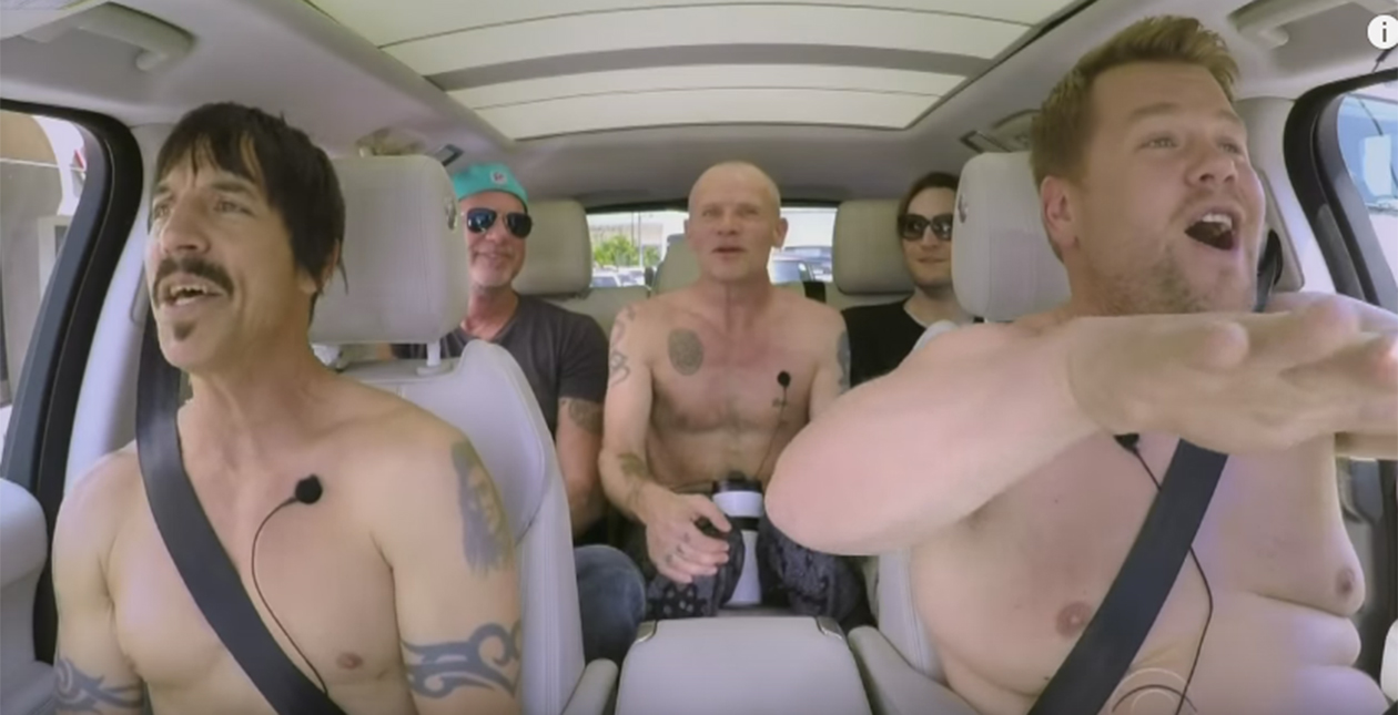 James Corden e integrantes do <i>Red Hot Chili Peppers</i> ficam sem camisa durante <I>Carpool Karaokê</i>, vem ver!