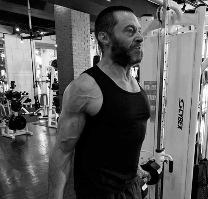 Hugh Jackman surpreende com veias saltadas durante treino