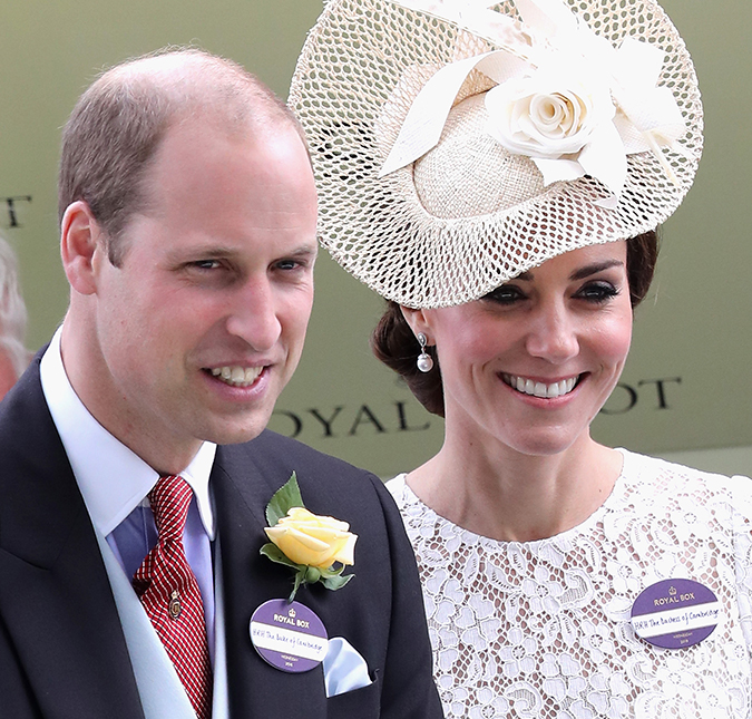 Príncipe William e Kate Middleton usam etiquetas de identificação em evento, saiba mais!