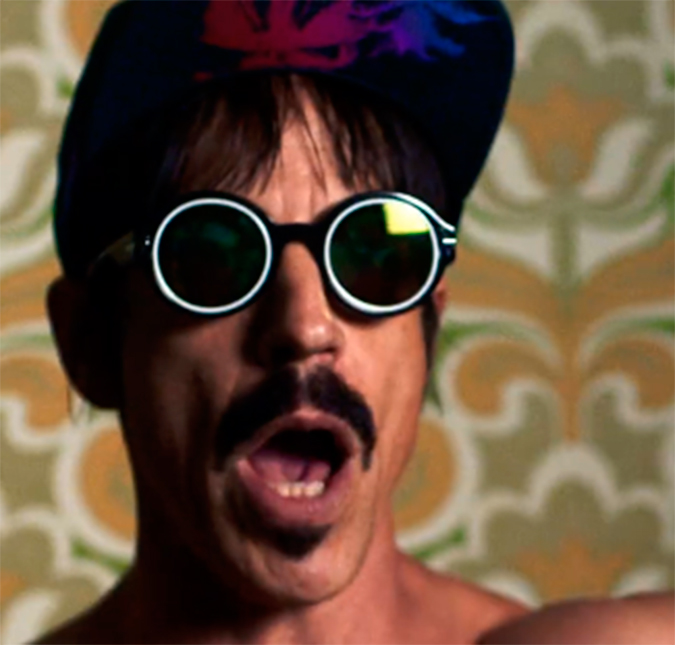 Os <i>Red Hot Chili Peppers</i> lançam novo videoclipe enquanto Anthony Kiedis vira herói, entenda!