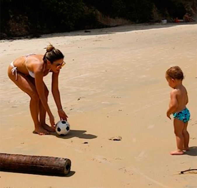 Patricia Abravanel se diverte com o filho na praia