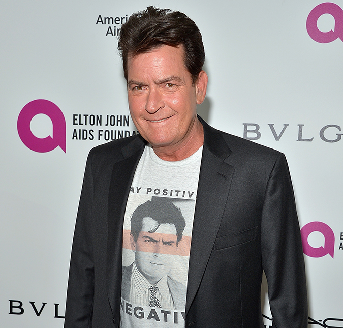 Charlie Sheen volta a falar sobre sua doença e revela apoio do pai em momentos difíceis: <i>- Ele é o meu herói</i>