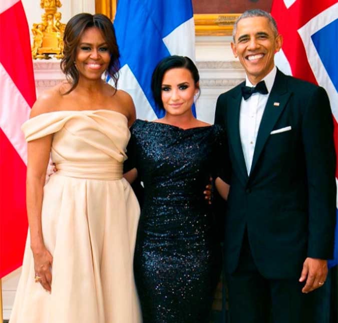 Ela brilha! Demi Lovato compartilha foto ao lado de Obama e de Michelle Obama!