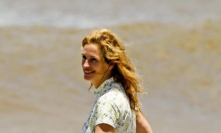 Julia Roberts prova na praia que ainda é <i>Uma Linda Mulher</i>