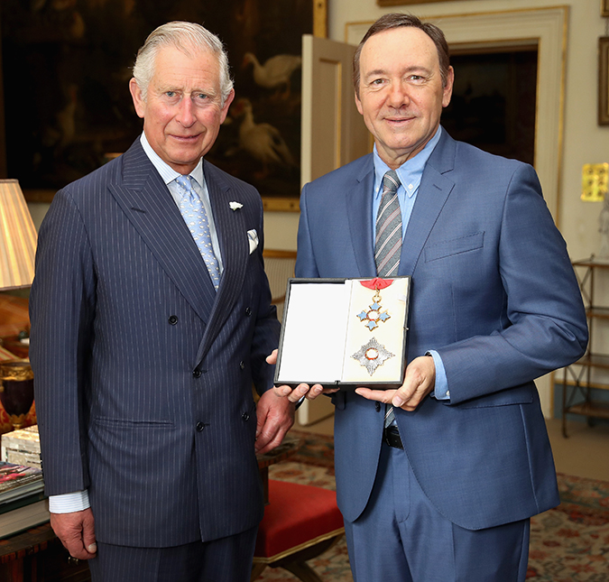 Kevin Spacey recebe título, diretamente entregue pelo Príncipe Charles, por reconhecimento de seu trabalho