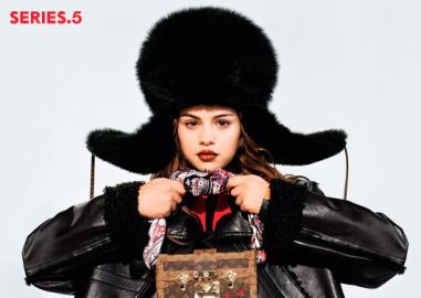 Selena Gomez mostra que arrasa até usando um chapéu bufante de inverno, confira!