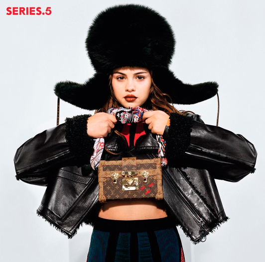 Selena Gomez mostra que arrasa até usando um chapéu bufante de inverno, confira!