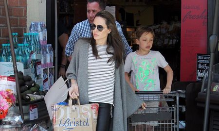 Angelina Jolie vai às compras com o filho, Knox, veja as fotos!