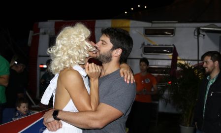 De peruca loira, Sabrina Sato beija muito Duda Nagle durante gravações de programa, veja as fotos!