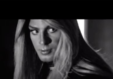 Como travesti, Cauã Reymond surge irreconhecível em clipe de Bárbara Ohana, assista!