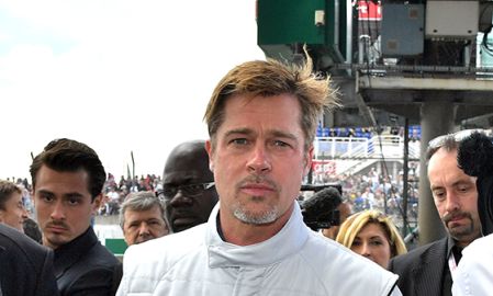 Enquanto Brad Pitt curte corrida automobilística na França, Angelina Jolie é vista com os filhos em aeroporto em Los Angeles, veja as fotos!