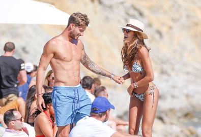 Izabel Goulart curte praia com o namorado em clima de romance, veja as fotos!