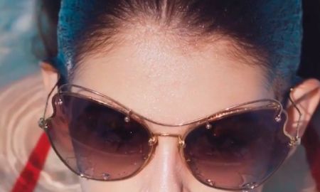 Kaia Gerber, filha da supermodelo Cindy Crawford, arrasa na piscina em nova campanha, confira!