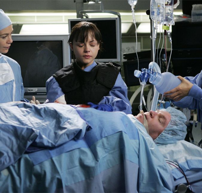 E a vez em que ela ficou horas pressionando o estômago de um paciente, que estava com uma granada dentro do corpo? Caso ela soltasse, grande parte do hospital seria explodido. O ato foi impulsivo, já que a paramédica que estava pressionando a bomba anteriormente estava desesperada. Eventualmente, o dispositivo explode, porém nas mãos do esquadrão que estava ali tentando proteger todo mundo.