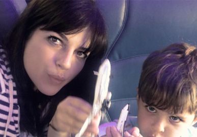 Selma Blair é hospitalizada após misturar álcool com medicamentos durante voo, diz <i>site</i>