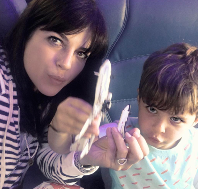 Selma Blair é hospitalizada após misturar álcool com medicamentos durante voo, diz <i>site</i>