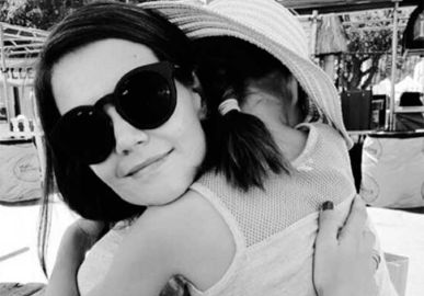 Suri Cruise, filha de Tom Cruise, passa mais um Dia dos Pais sozinha