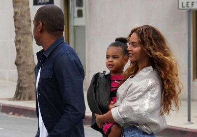 Beyoncé e outras famosas apostam em peças metálicas. Confira os <i>looks</i> e se inspire!