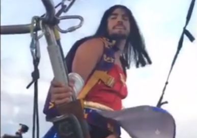 Fantasiado de Mulher Maravilha, Caio Castro pula de balão, veja fotos!