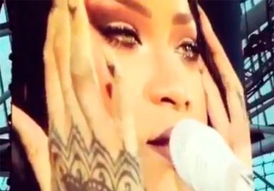 Rihanna cai no choro durante <I>show</i> em Dublin, na Irlanda, saiba o motivo!