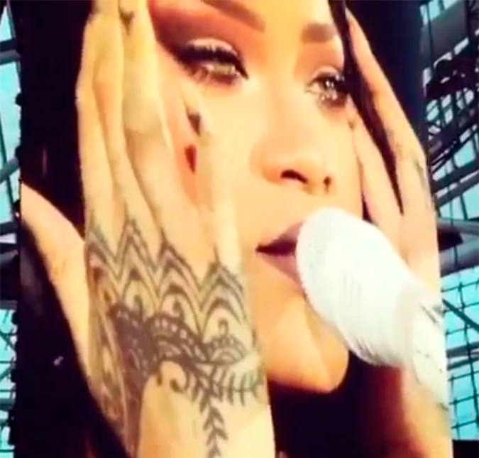 Rihanna cai no choro durante <I>show</i> em Dublin, na Irlanda, saiba o motivo!
