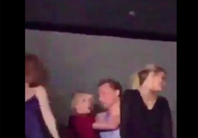 Taylor Swift e Tom Hiddleston são flagrados dançando juntinhos durante <i>show</i> de Selena Gomez