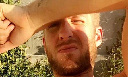 Calvin Harris exibe barriga chapada no <i>Snapchat</i> e leva os fãs à loucura, vem ver!