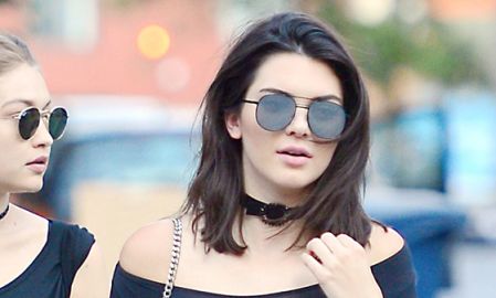 Kendall Jenner exibe <i>piercing</i> íntimo ao dispensar sutiã durante passeio com as amigas, veja as fotos!