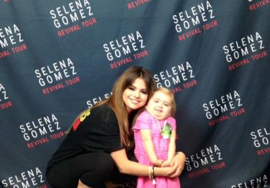 Fofa! Selena Gomez se diverte ao dançar com fã de seis anos de idade que possui doença rara, assista!