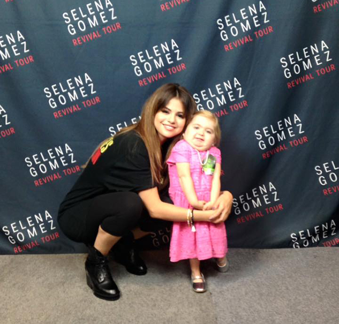 Fofa! Selena Gomez se diverte ao dançar com fã de seis anos de idade que possui doença rara, assista!