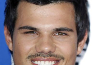 Taylor Lautner será um médico bizarro na segunda temporada de <i>Scream Queens</i>, saiba detalhes!