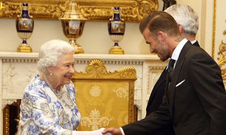 David Beckham conhece a Rainha Elizabeth na <I>Queen's Young Leaders Awards Ceremony</I>, veja fotos!