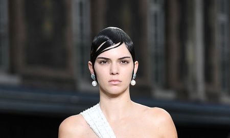 Kendall Jenner e Lea T arrasam em desfile da <i>Givenchy</i>, vem conferir!