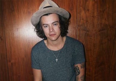 Harry Styles assina contrato para carreira solo e deixa fãs da <i>One Direction</i> desesperadas
