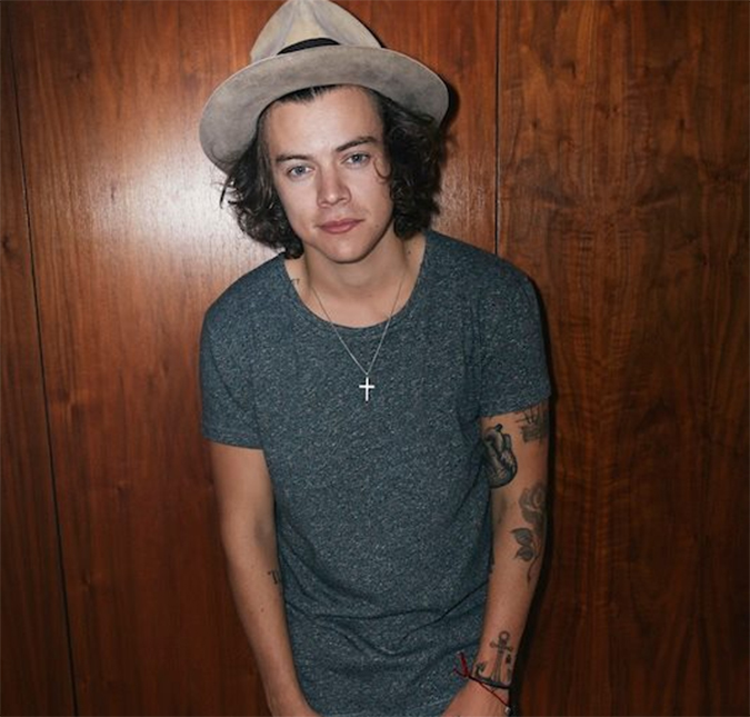 Harry Styles assina contrato para carreira solo e deixa fãs da <i>One Direction</i> desesperadas