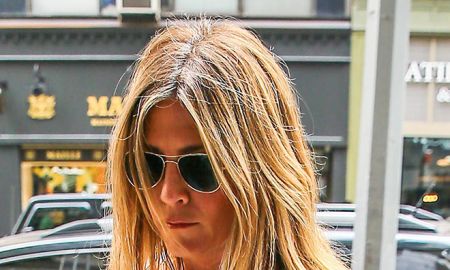 <I>Ops!</i> Após rumores de gravidez, Jennifer Aniston deixa seios em evidência ao ser flagrada, veja as fotos!