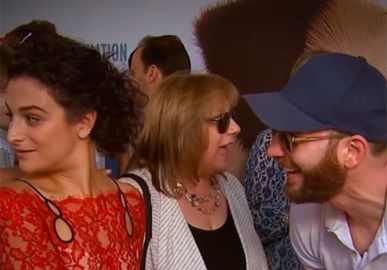 Chris Evans assume namoro com Jenny Slate em tapete vermelho, vem saber de tudo!