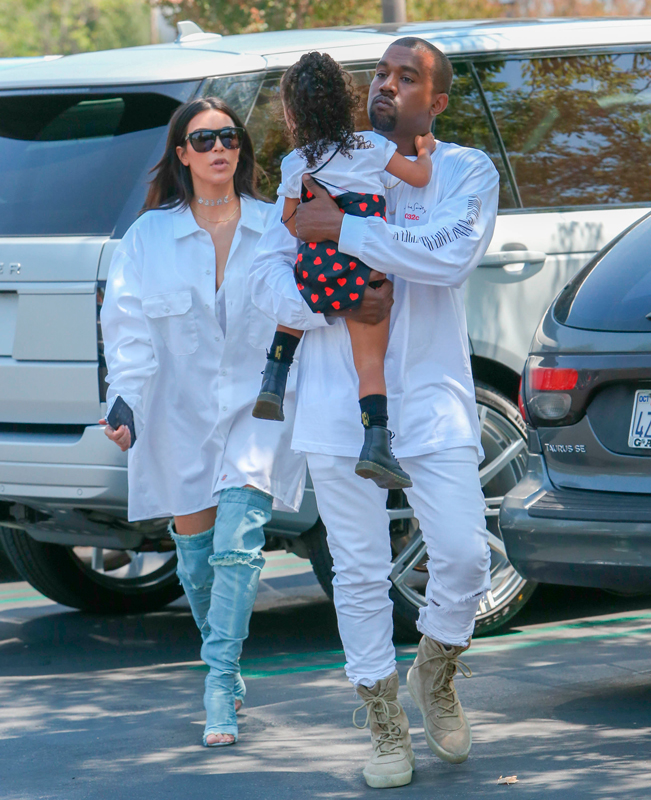 Depois de videoclipe polêmico, Kanye West e Kim Kardashian vão ao cinema em família, confira!