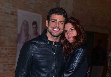 Cauã Reymond mostra sintonia com namorada em peça de teatro na presença de outros famosos, confira!