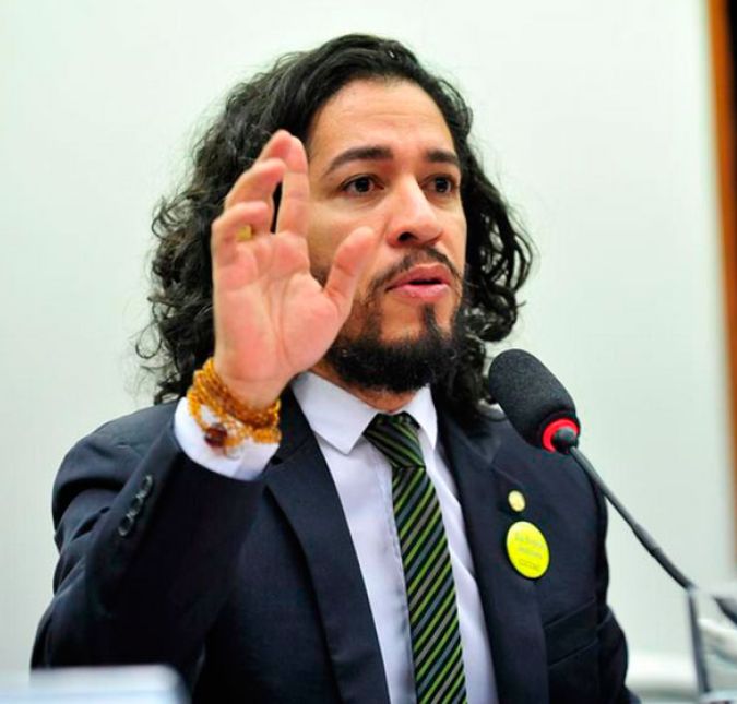 Você sabia que Jean Wyllys foi o vencedor da quinta edição do programa? Desde que saiu da casa, ele se envolveu com diversos projetos, principalmente políticos. O jornalista chegou a escrever um livro sobre sua experiência no reality e, por anos, atuou como deputado federal pelo PSOL, no Rio de Janeiro. Jean inclusive é um nome muito importante na defesa dos direitos dos homossexuais e foi inspiração para um documentário da produtora independente Lente Viva Filmes.