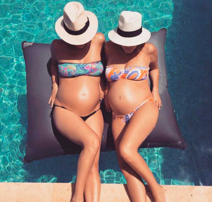 Gravidíssima, Bar Rafaeli toma banho de sol com amiga