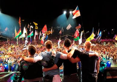 Filhos de Gwyneth Paltrow e Chris Martin roubam a cena durante <i>show</i> do <i>Coldplay</i>