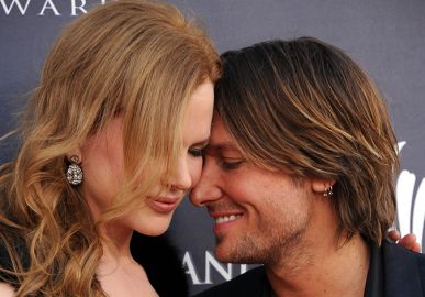 A distância não é problema! Keith Urban fala com Nicole Kidman por vídeo durante <I>show</I> para comemoração do aniversário de casamento