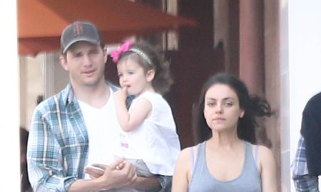 Grávida, Mila Kunis exibe barriguinha em passeio com Ashton Kutcher e a filha Wyatt