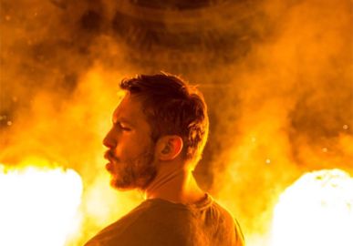 Calvin Harris evita falar sobre Taylor Swift e acaba batendo o carro