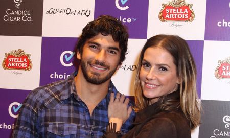 Apaixonados! Deborah Secco e Hugo Moura trocam beijos em lançamento de série com o modelo, veja as fotos!