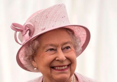 Rainha Elizabeth II mostra bom humor em meio à crise no Reino Unido, confira!