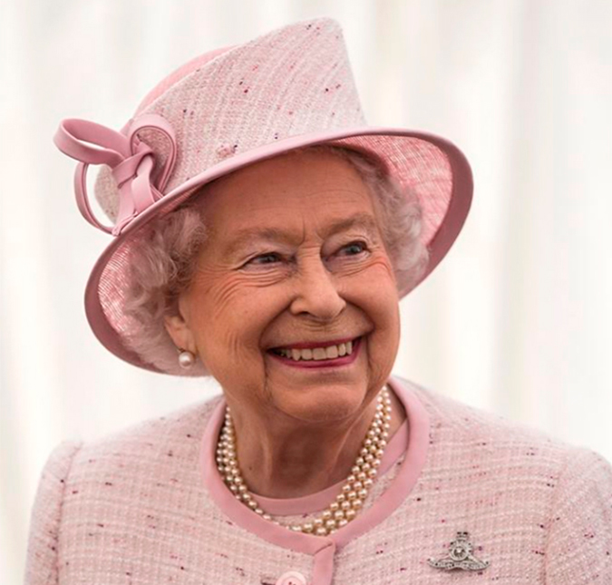Rainha Elizabeth II mostra bom humor em meio à crise no Reino Unido, confira!